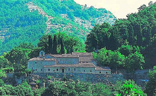 El pintoresco monasterio, del siglo XVII, se ubica entre colinas. Abajo, María Teresa Saccente. 
