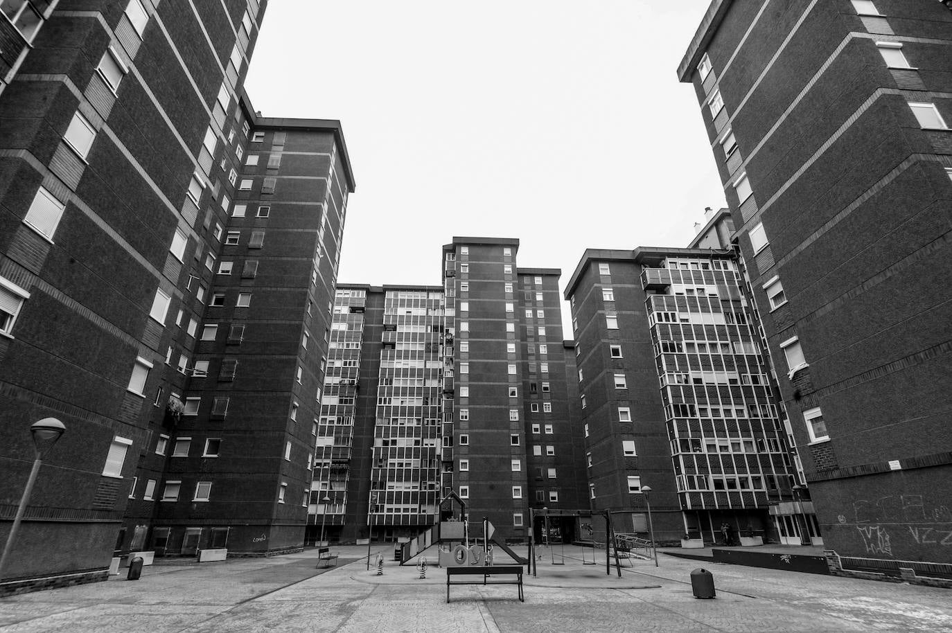 Bloques de viviendas que se levantaron para acoger a la avalancha de inmigrantes que llegaron a Vitoria en los años 60 y 70.