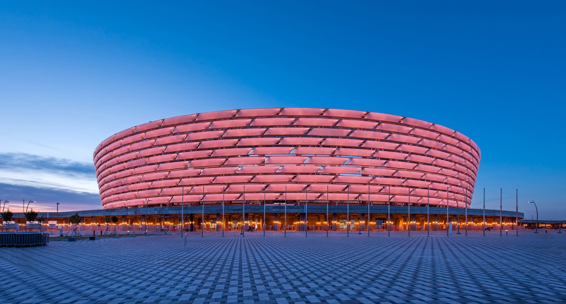 Estadio Olímpico de Baku. Con sus 69.000 asientos, es uno de los estadios más modernos del continente. Inaugurado en 2015, albergó la primera edición de los Juegos Europeos, celebrados ese mismo año. 