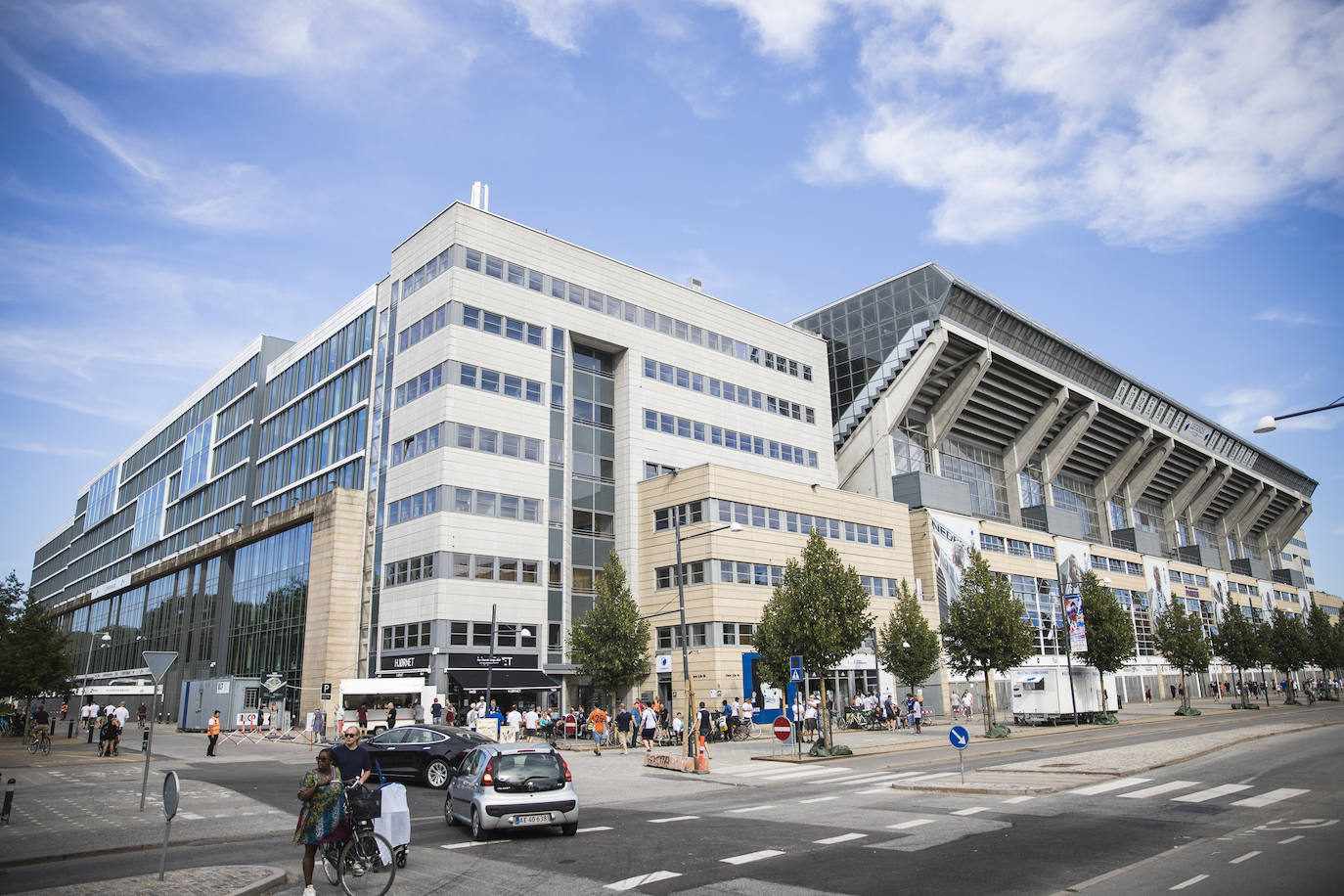 Parken Stadion (Copenhague). Con sus 38.000 butacas es el estadio más grande de Dinamarca y el más pequeño de los servirán de sede para esta Eurocopa. Inaugurado en 1992, se construyó en el emplazamiento del anterior estadio nacional de Dinamarca, el Idrætsparken, que había estado en pie desde 1911. 