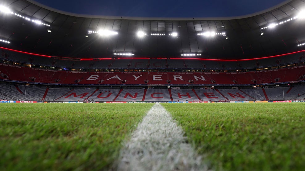 Football Arena (Munich). Cuenta con capacidad para 70.000 espectadores y fue el primero con un exterior que cambia de color. Fue la sede de la final de la Champions League de 2012 entre el Bayern y el Chelsea que se llevaron los ingleses y lo volverá a ser de nuevo en la edición de 2022. Acogerá tres partidos del grupo F y uno de la ronda de octavos.