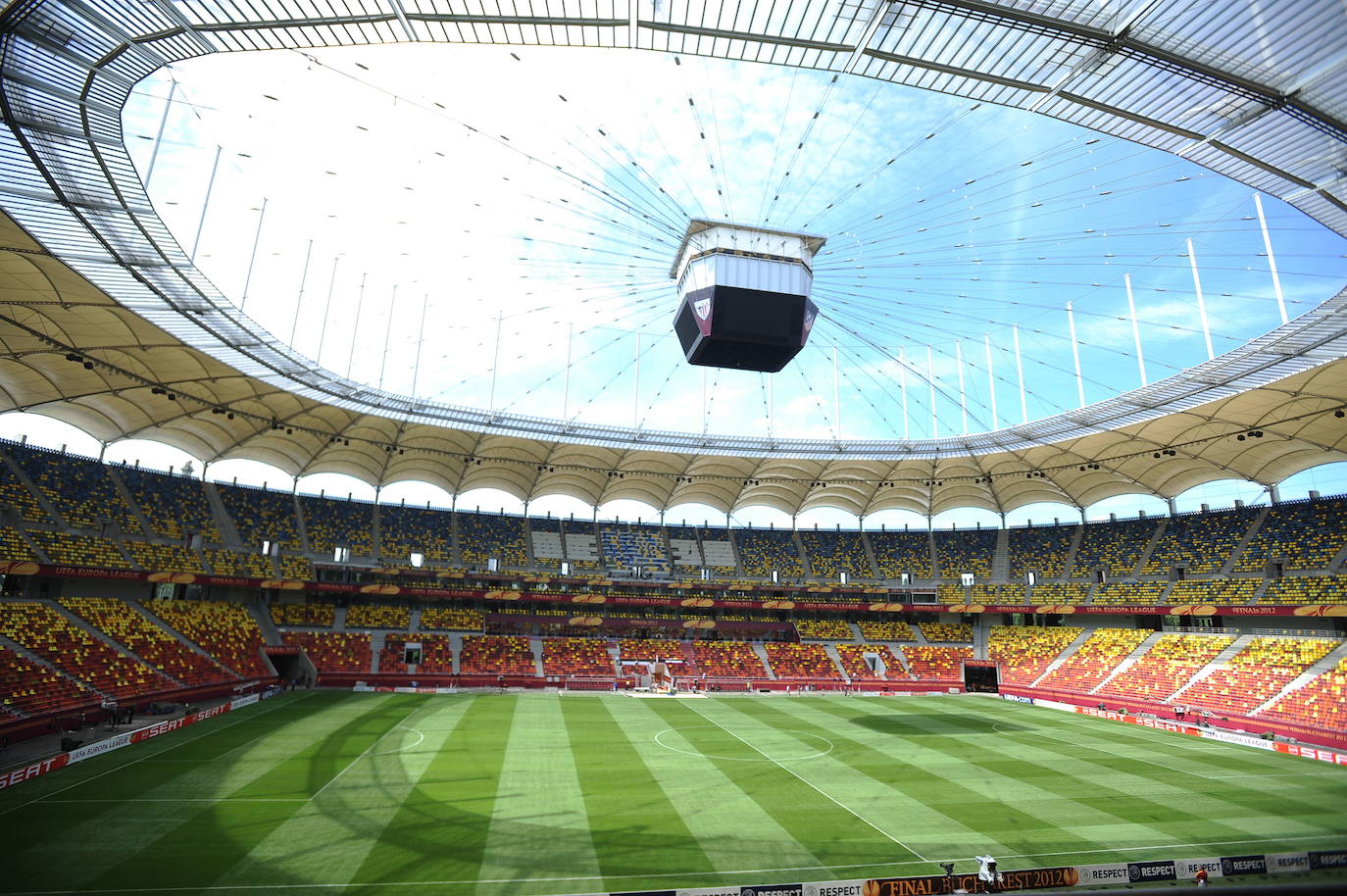 National Arena (Bucarest). Cuenta con un techo retráctil que se abre o se cierra en solo 15 minutos. Acogerá tres partidos del grupo C y un encuentro de octavos de final.