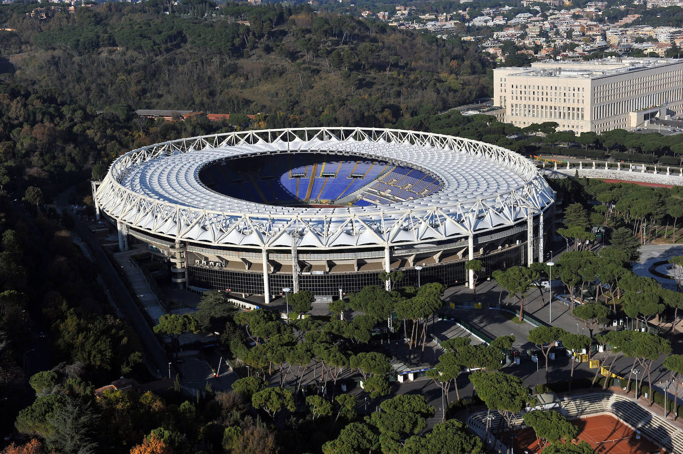 Estadio Olímpico de Roma. Inaugurado en 1953, ha sido remodelado en varias ocasiones hasta la actualidad, cuando cuenta con capacidad para 68.000 asientos. Forma parte del complejo deportivo Foro Itálico, que también cuenta con el bello Stadio dei Marmi, así como con centros acuáticos y de tenis. 