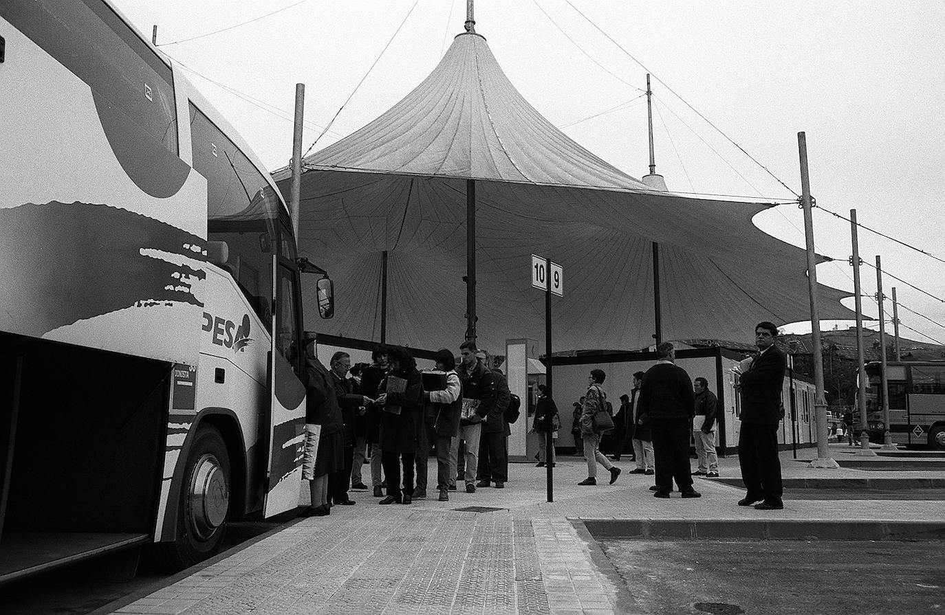 Termibus se inaugura como una estación de autobuses provisional en la que se centralizan la mayor parte de las paradas de autobuses que había dispersadas por toda la villa. Para cubrir la infraestructura, se reaprovechó una carpa de aspecto circense que cubrió durante un tiempo la Plaza Nueva. Como recuerdo de su pasado deportivo, en sus cuatro esquinas se conservaron las torres de iluminación del estadio.