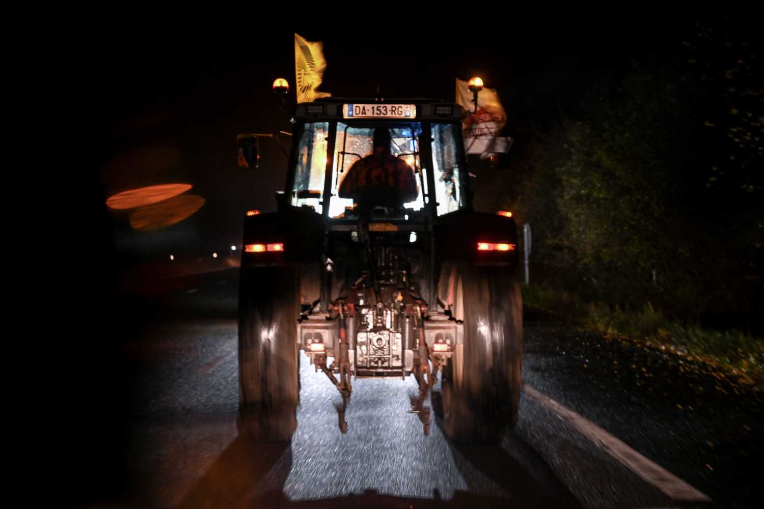 Un agricultor francés conduce su tractor en la carretera hacia París para protestar contra las políticas gubernamentales, cerca de Saint-Arnoult-en-Yvelines