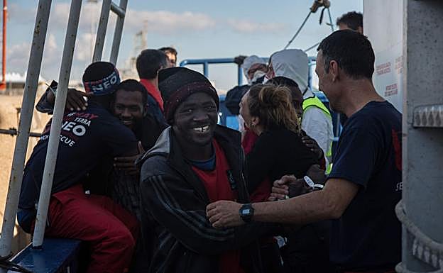 Caras de felicitar al desembarcar en Pozzalo, donde les esperaban médicos y policías.