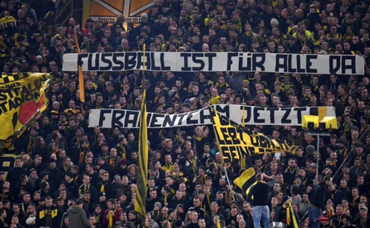 Pancarta desplegada en el fortín del Borussia de Dortmund pidiendo un equipo femenino. 
