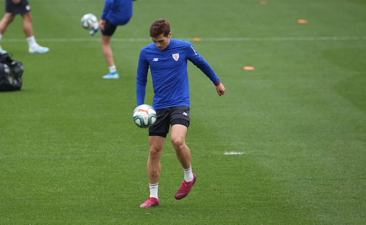 Iñigo Córdoba controla un balón en Lezama. 