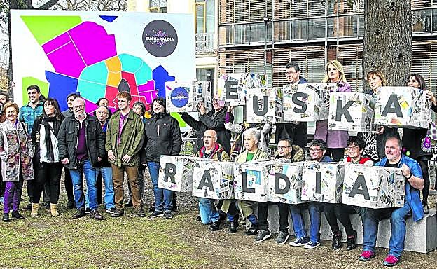 Los promotores de la segunda edición de la jornada en euskera posan en el jardín de Montehermoso. 