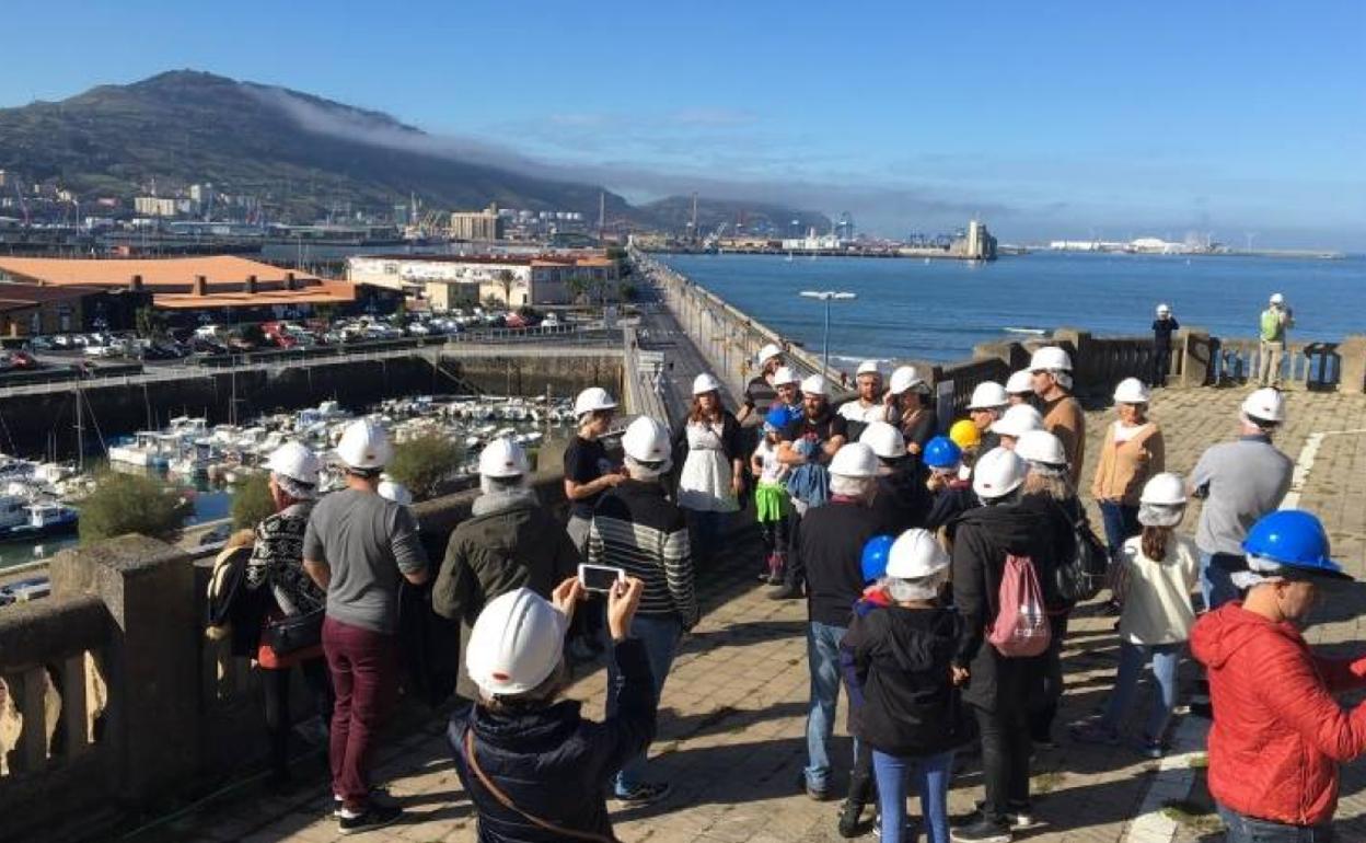 Un grupo de personas escucha las explicaciones durante una de las visitas guiadas. 