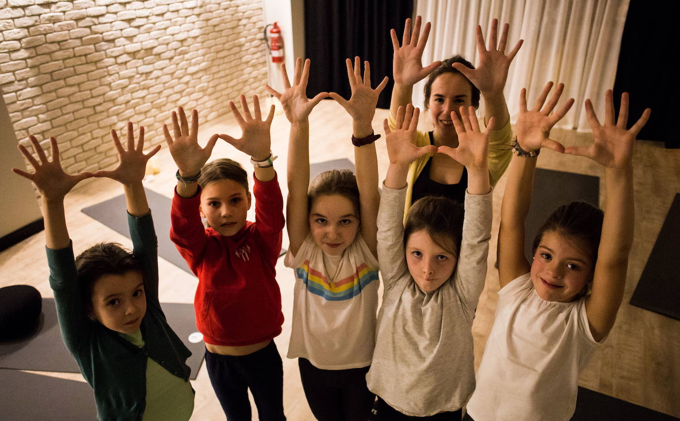 Niños que práctican yoga en Bilbao.