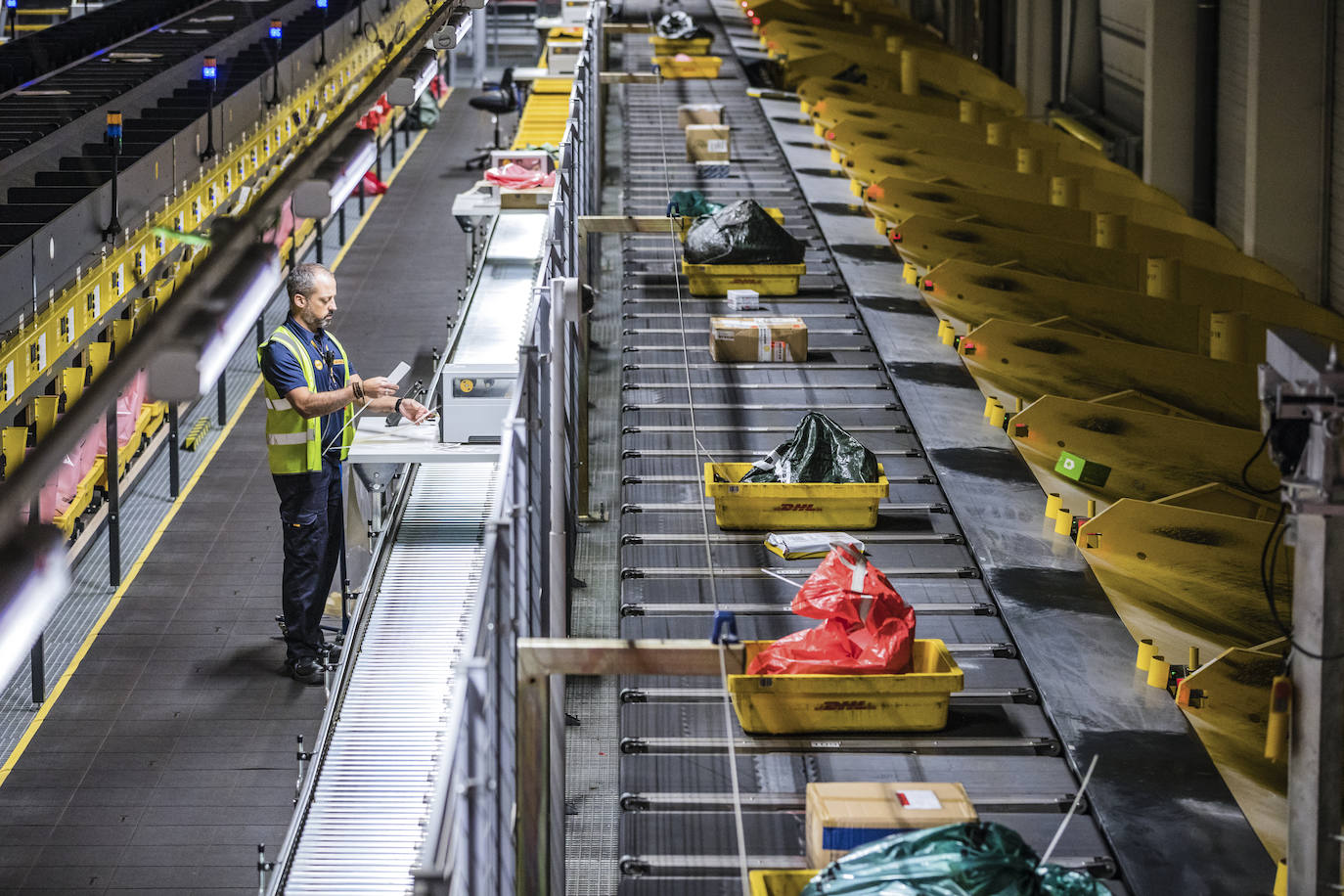 Puntera infraestructura de clasificación de paquetería en las instalaciones de DHL.