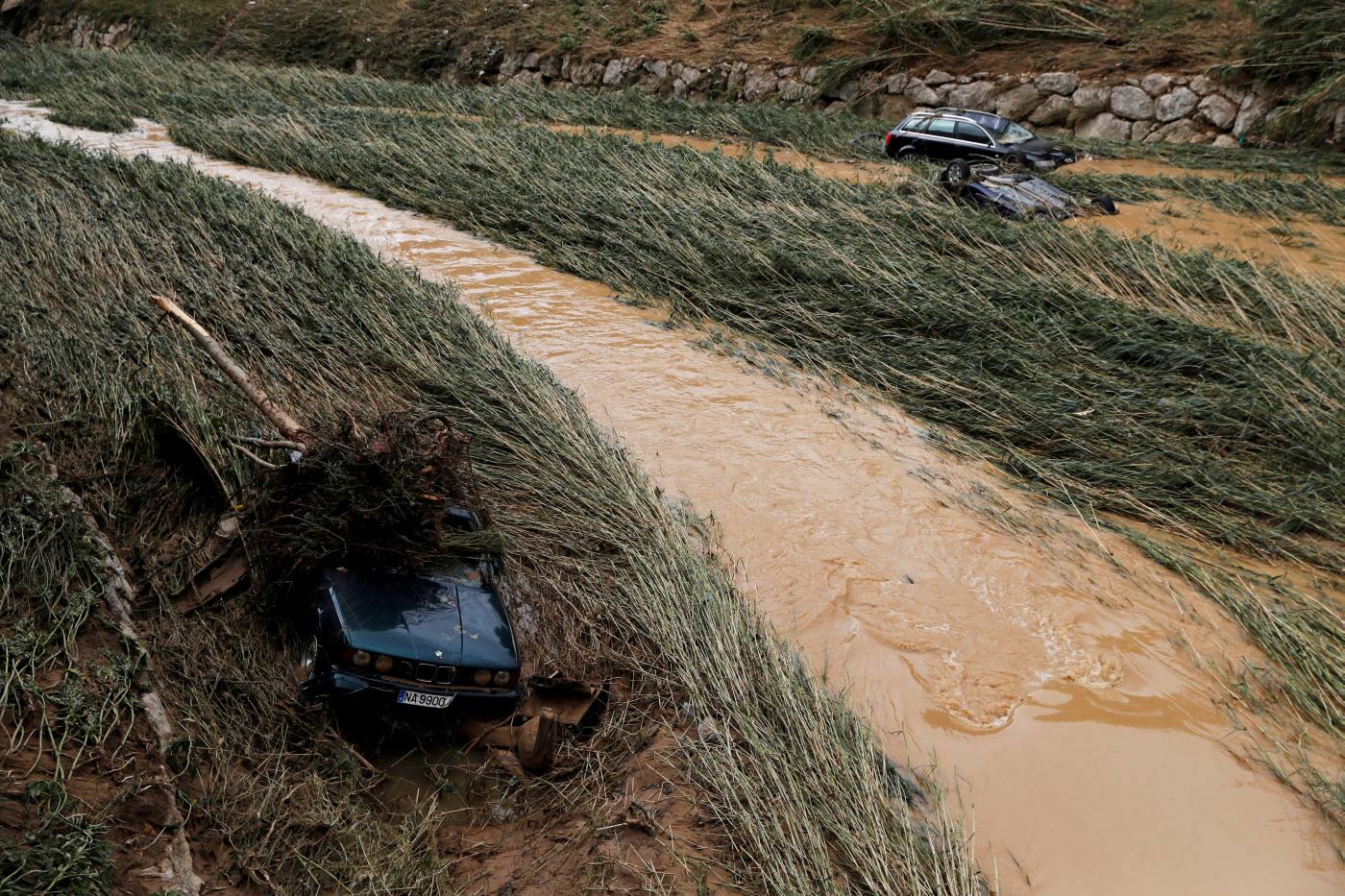 Un coche aparece en la orilla del río en la localidad navarra de Tafalla.