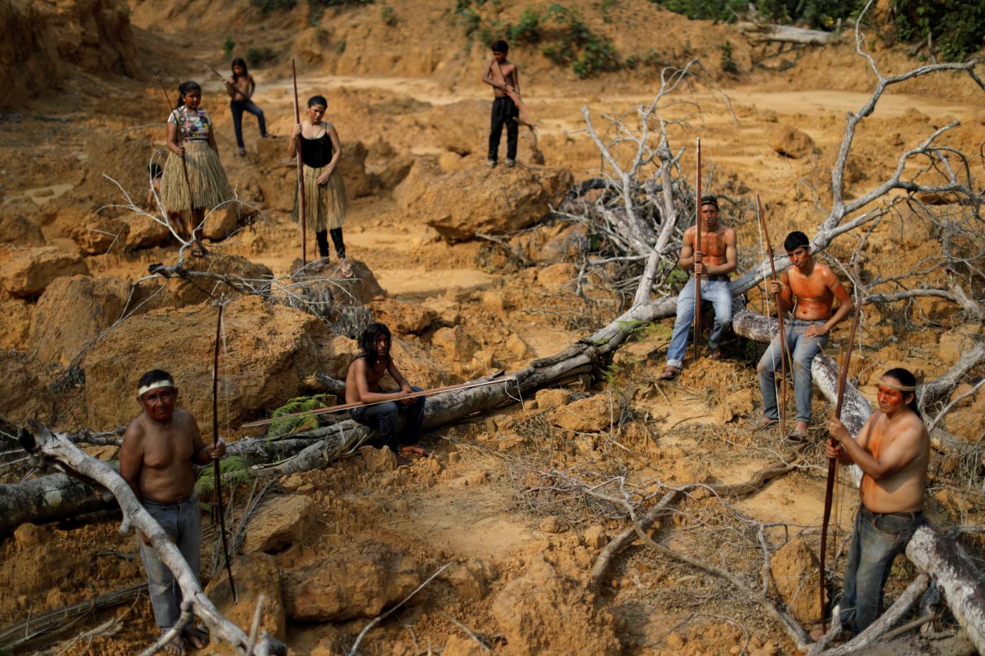 Miembros de la tribu Mura, en el Amazonas, muestran los efectos de la deforestación bestial sobre sus tierras.