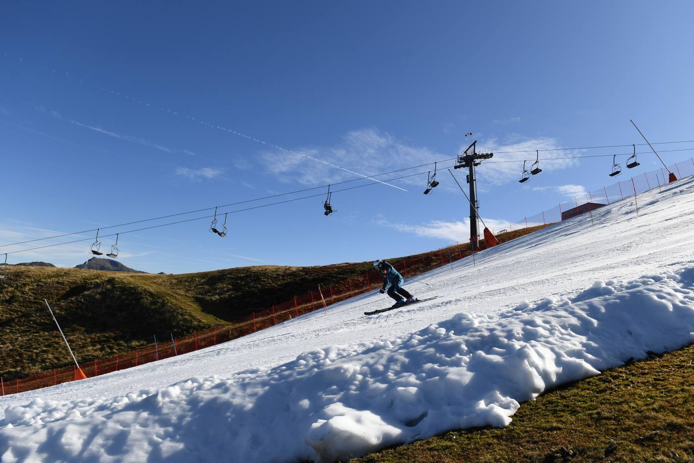 En pleno octubre, un esquiador baja una colina en una pista artificial en Mittersill, cerca de Kitzbuehel, en Austria. La pista se preparó con nieve del año anterior.