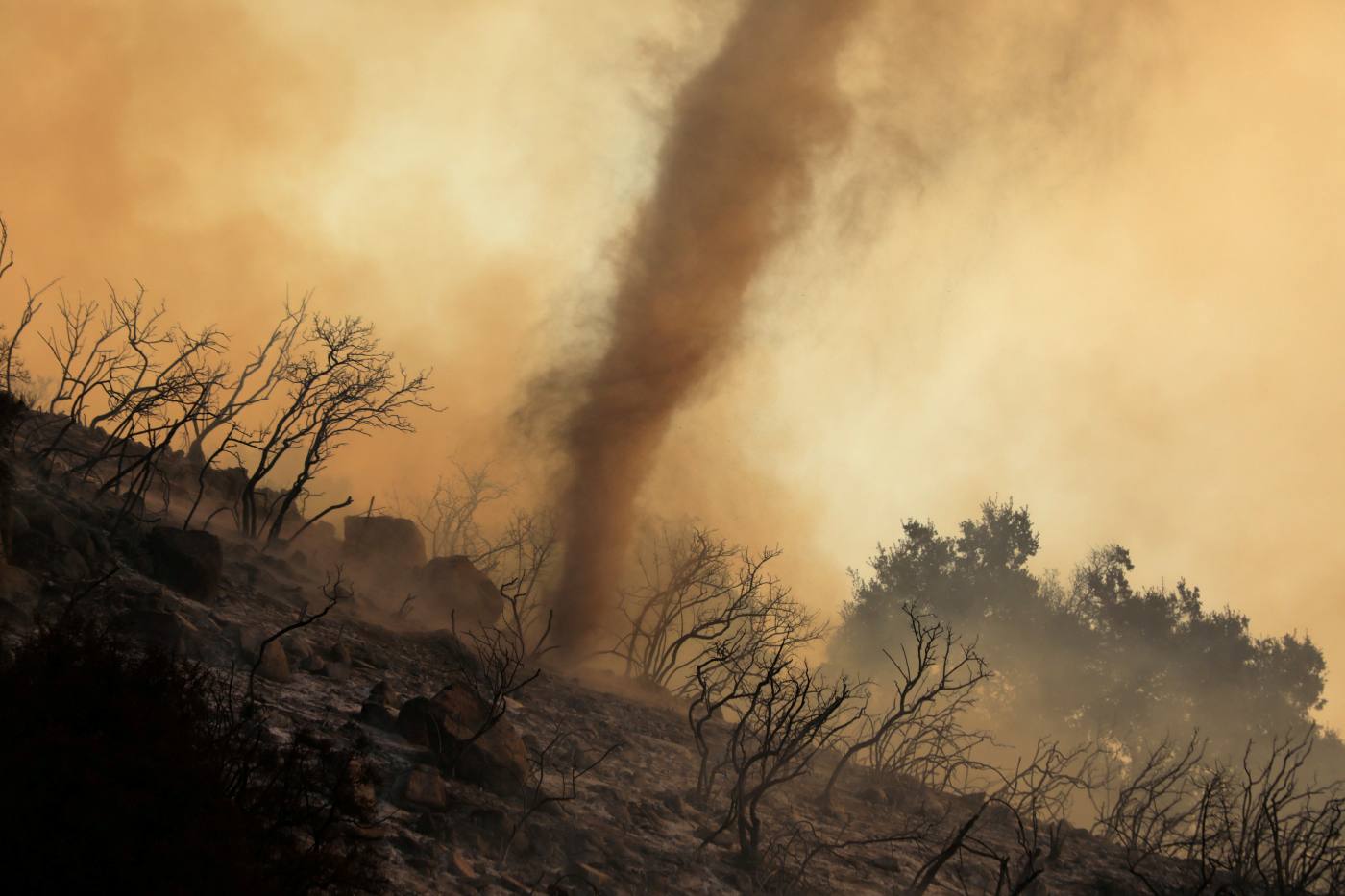 Una ola de calor y ceniza sobre las colinas de Santa Barbara, en California, tras un incendio.