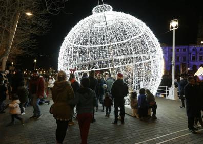 Imagen secundaria 1 - Imágenes del encendido de luces del año pasado.