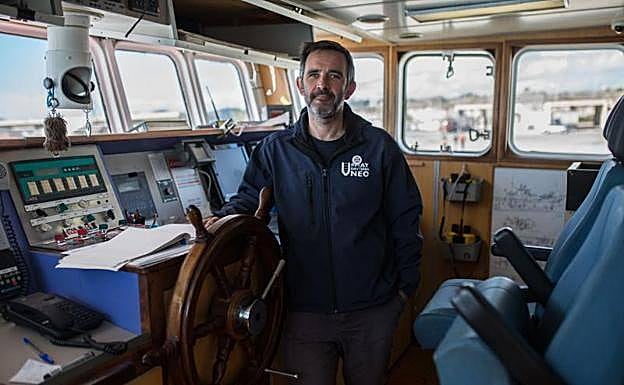 Iñigo Mijangos, presidente de Salvamento Marítmo Humanitario, ayer en el puente de mando del 'Aita Mari'. 