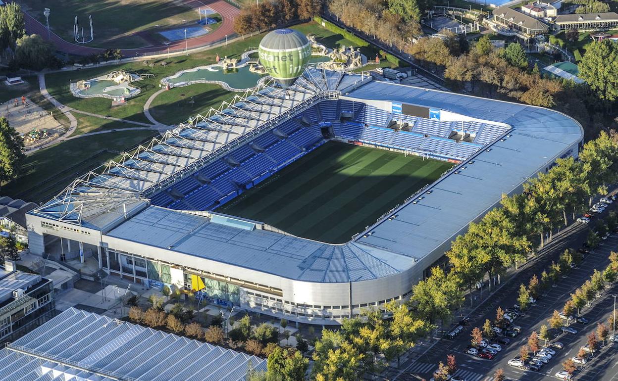 Vista aérea del estadio de Mendizorroza, cuyo césped está considerado como el mejor de la Liga.
