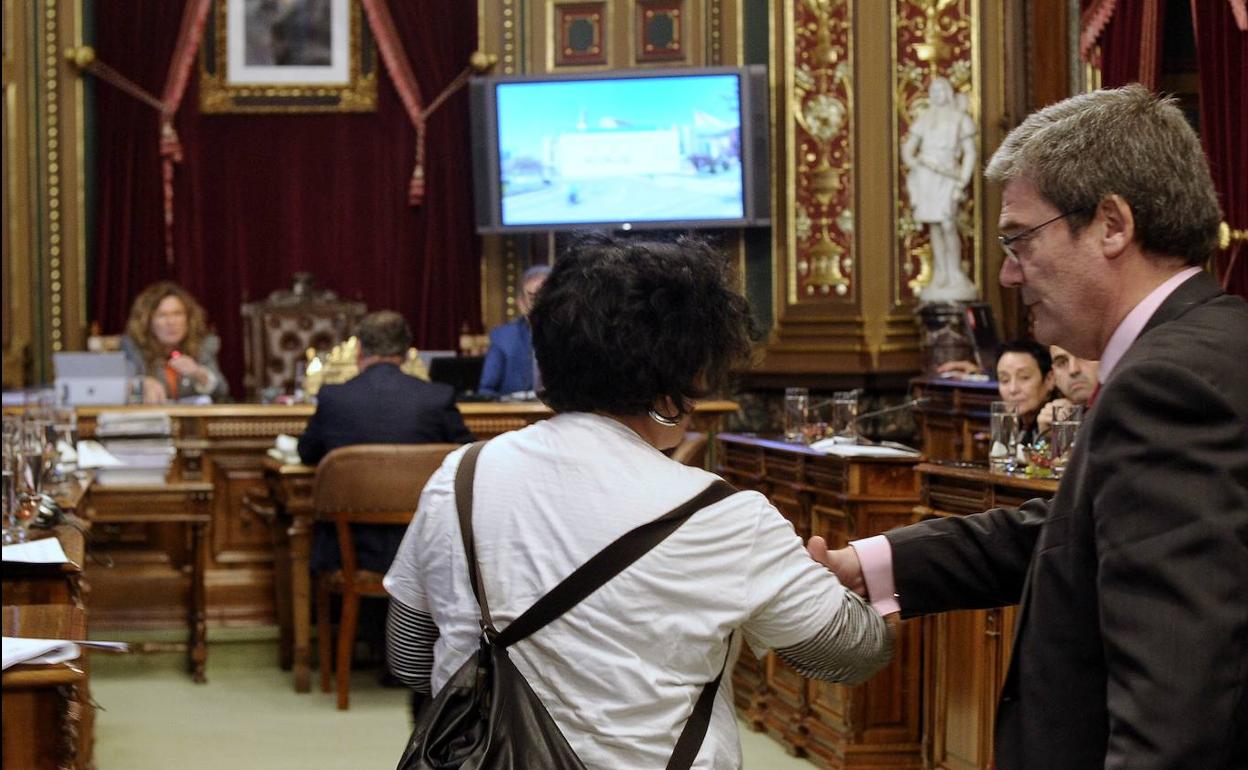 El alcalde Aburto, con una de las mujeres que han interrumpido la sesión.