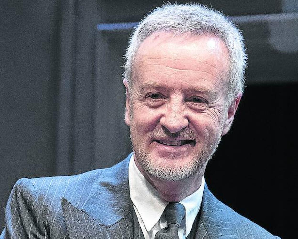 Hipólito, caracterizado como Werner Heisenberg. 