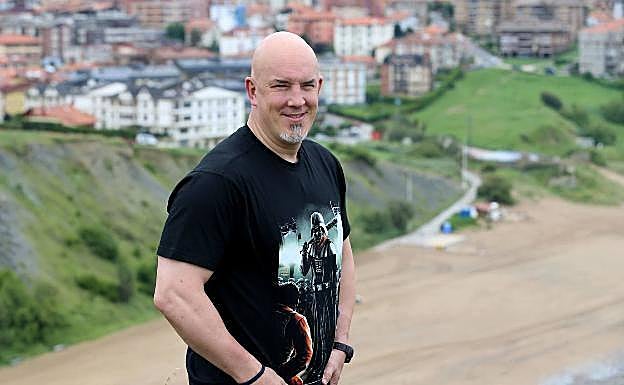 Iñaki Zubizarreta con la playa de Arrigunaga, de Getxo, al fondo. 