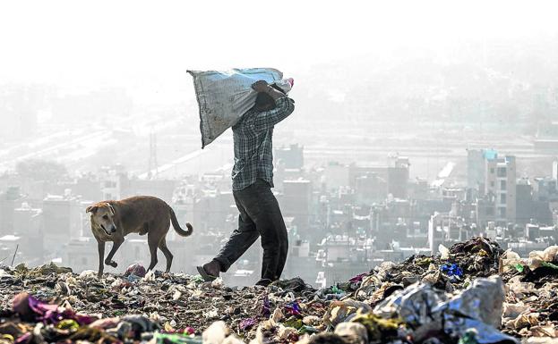 Epicentro de la polución. Un hombre rescata material en un vertedero de Nueva Delhi, la ciudad más tóxica del planeta. 