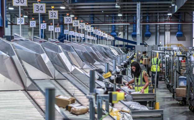 Galería. La nueva máquina de Correos tiene salida para 40 paquetes.