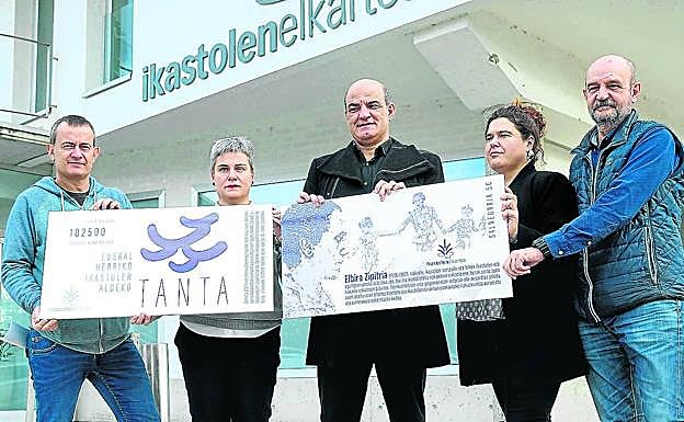 El presidente de Ikastolen Elkartea, Koldo Tellitu, en el centro, en la presentación de los bonos Tanta junto a otros responsables. 