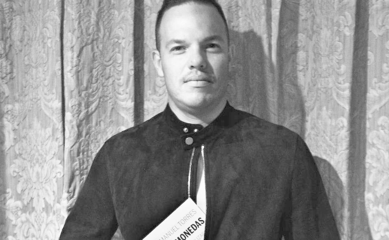 José Manuel Torres con un ejemplar de su libro.