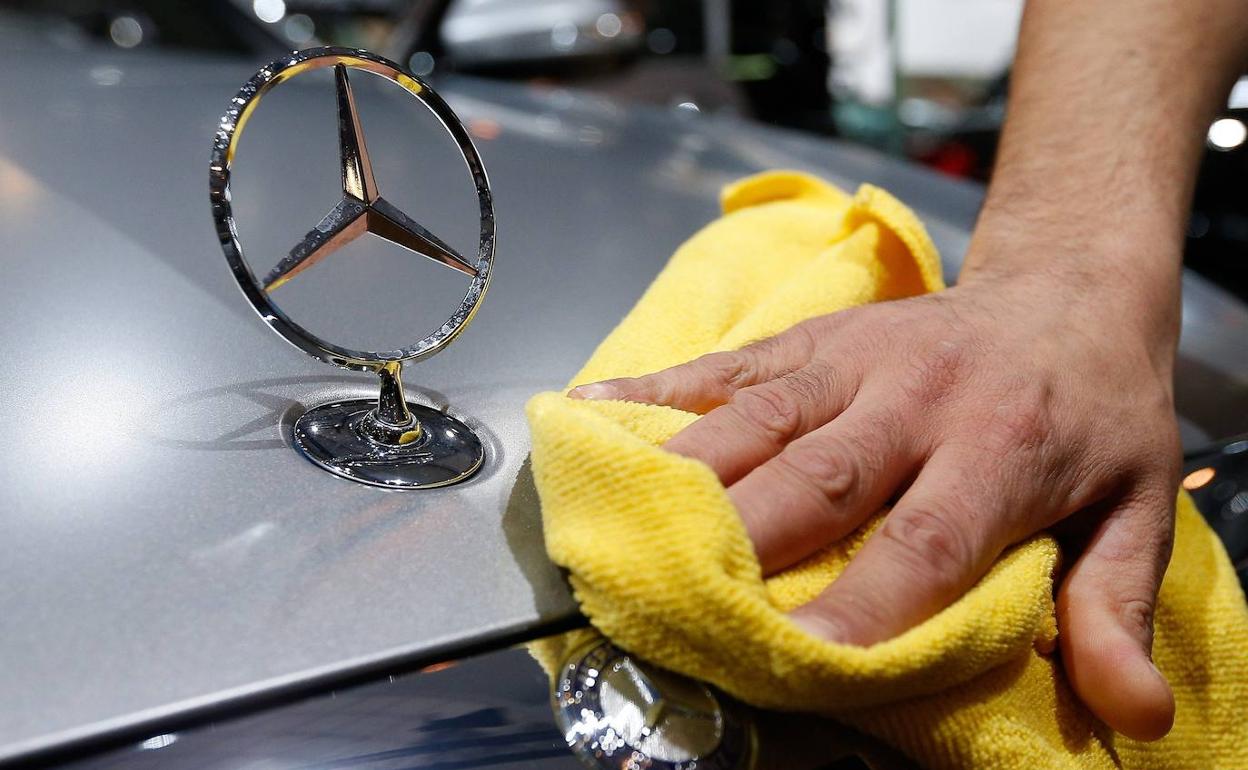 Un trabajador pule un modelo de Mercedes en una feria del Motor en Bruselas. 