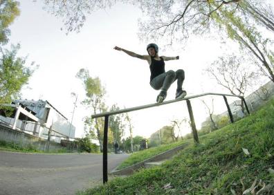 Imagen secundaria 1 - Mery Muñoz compitiendo, entrenando o subiéndose al podio, como ocurrió este año en los World Urban Games, donde fue segunda en Budapest. 