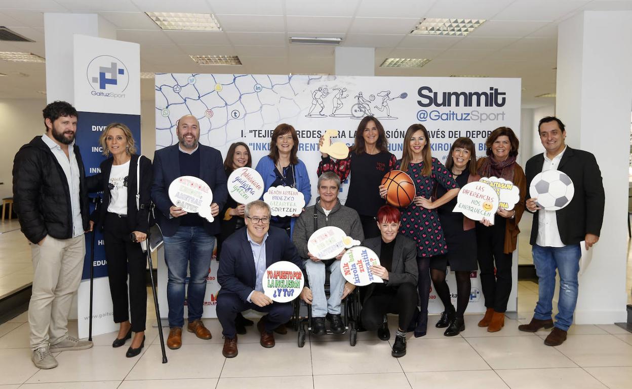 Los participantes en las mesas redondas de GaituzSport han posado juntos al término del encuentro en Bilbao. 