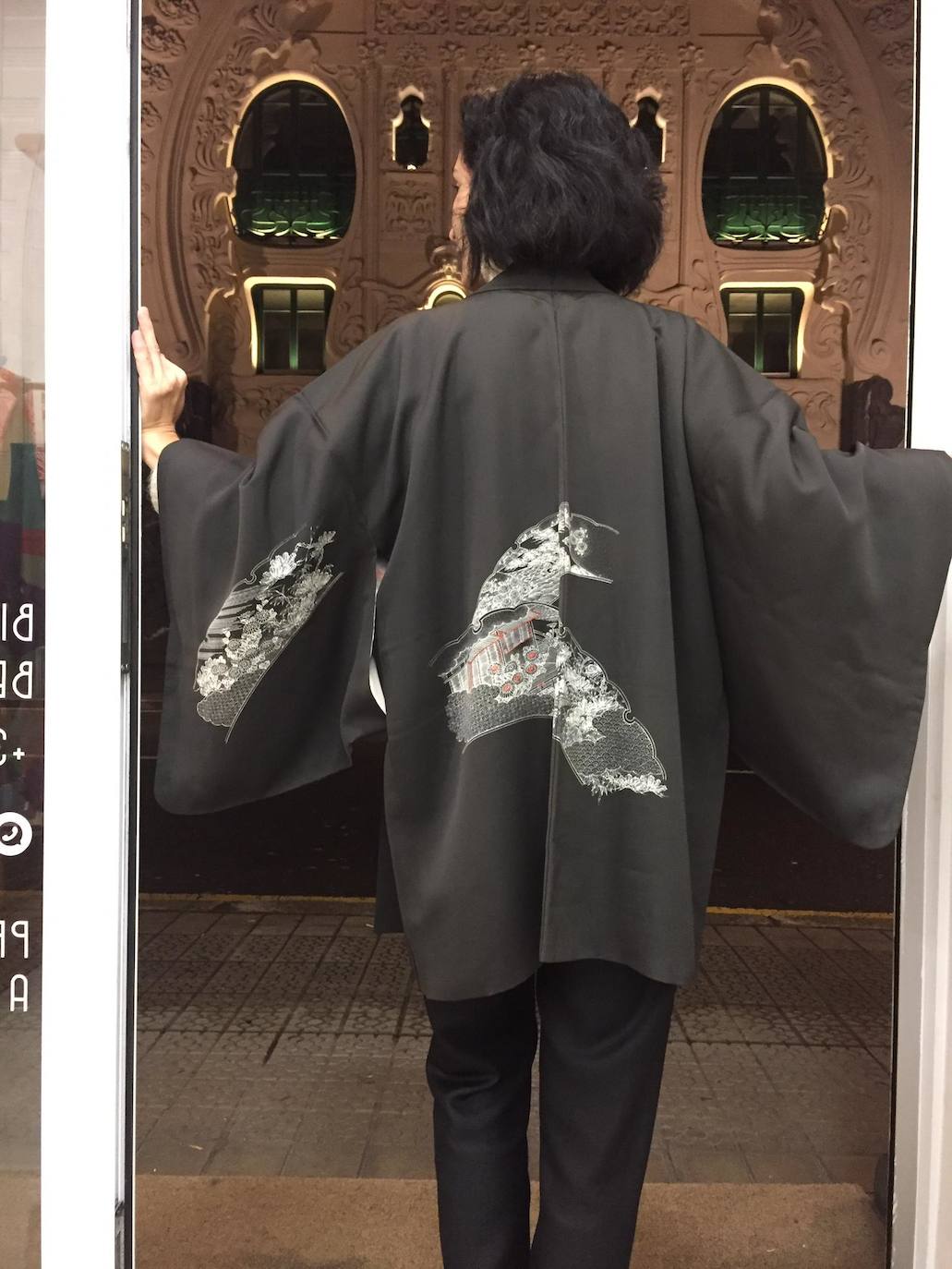 Kimono 'vintage' negro con detalles plateados en la espalda y manga. Es de la firma bilbaína 'Mono no Aware' (180 euros).