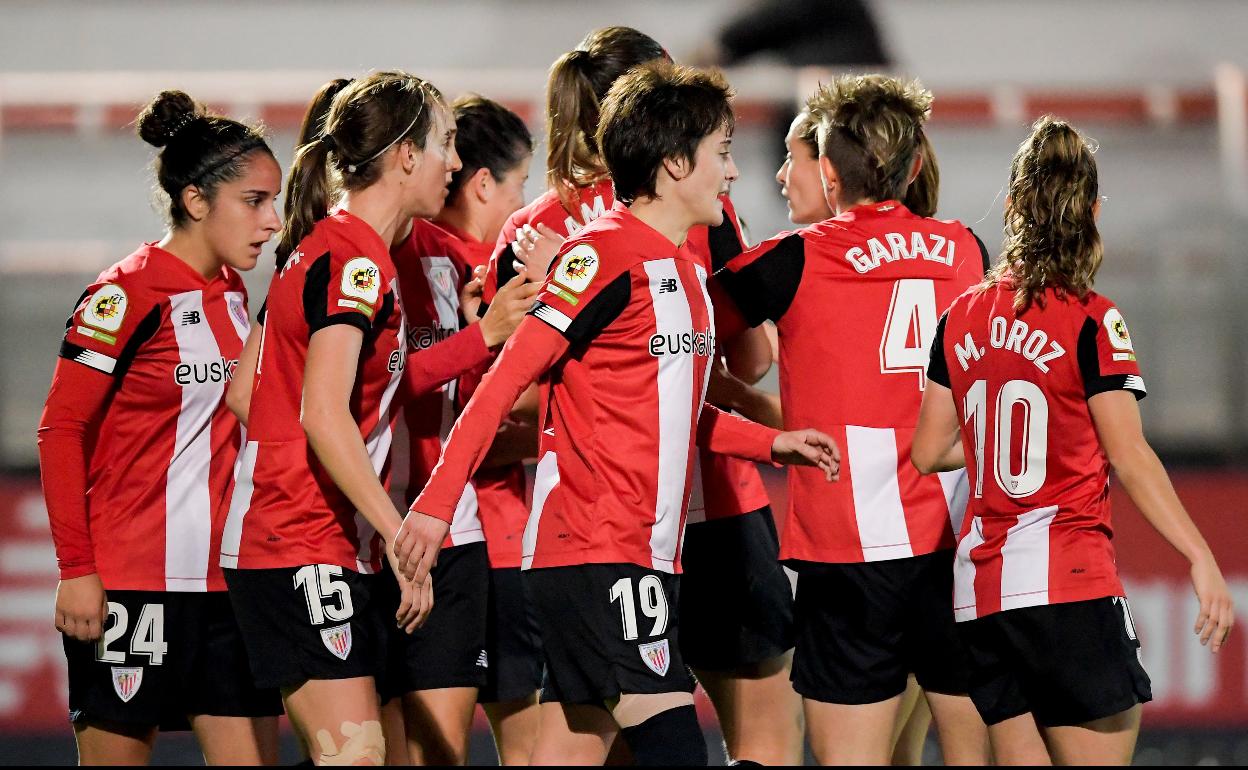 Las jugadoras del Athletic celebran el primer gol. 