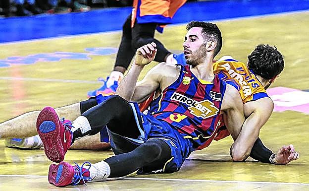 Vildoza y Vives acaban en el suelo peleando por un balón. 