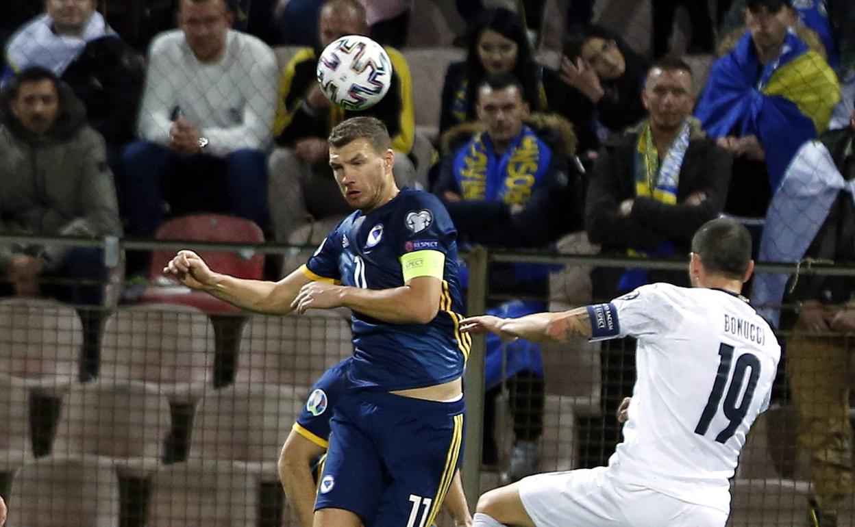 Edin Dzeko, en un partido de la selección bosnia ante Italia. 