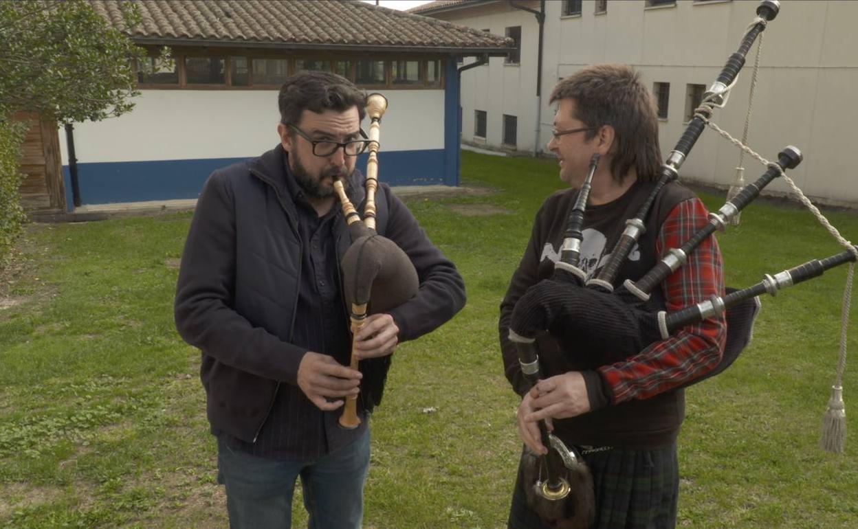 Karlos Subijana, gaitza jotzen, kilta jantzita. 