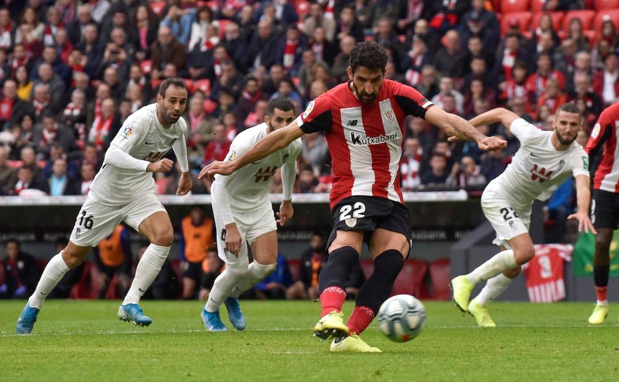 Raúl García en un disparo a la portería de Rui Sikva. 