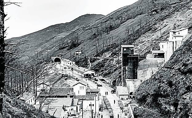 Poblado de Yera, entre los túneles de La Engaña y, al fondo, El Majoral.