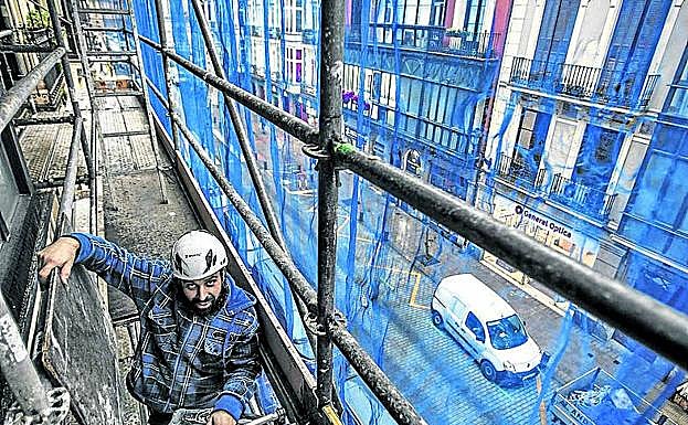 Un operario asciende por uno de los andamiajes de Bilbao.