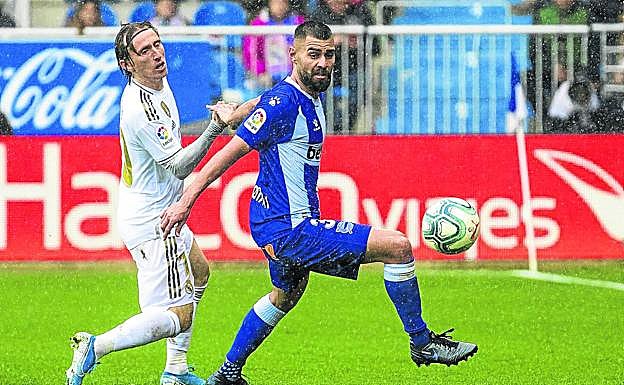 Duarte, que se perderá el partido ante el Granada por sanción, presiona al madridista Modric en el partido del pasado sábado.