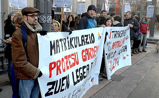 Miembros de la plataforma de la Escuela Pública en una concentración ante el Parlamento vasco. 