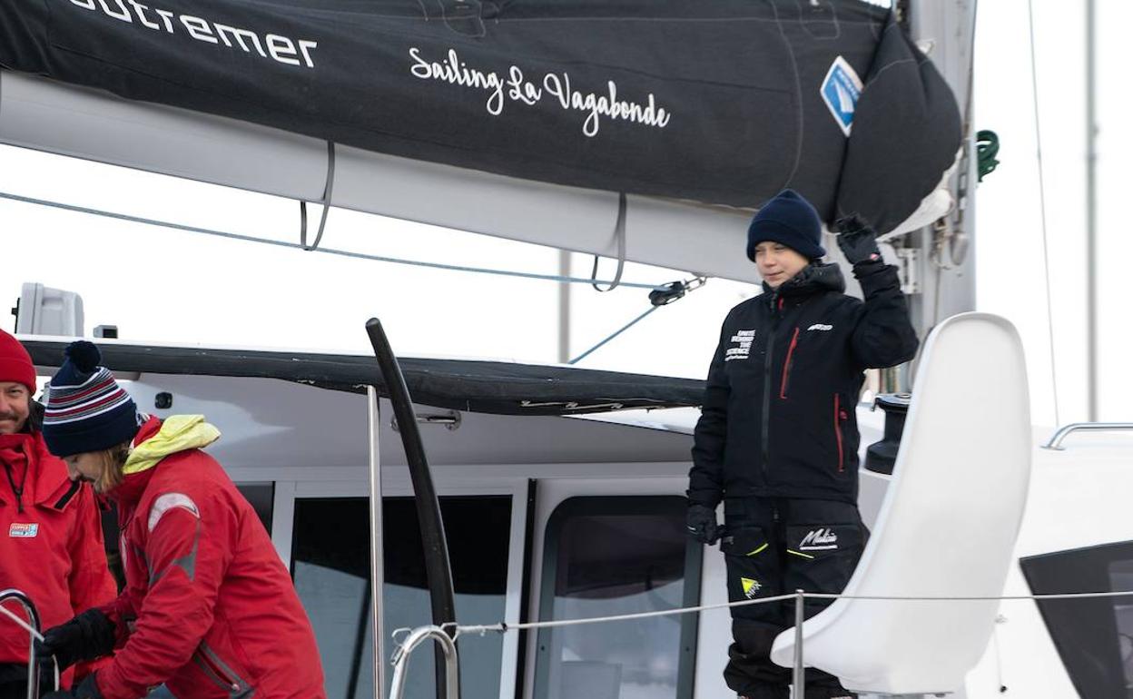 Greta Thunberg a bordo del catamarán.