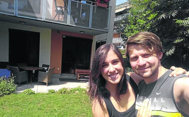 Itziar y su «chico checo» en el jardín de su casa en Praga.