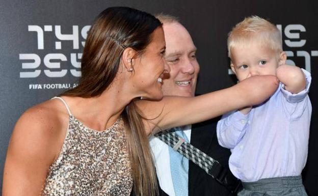 La jugadora con el pequeño y su madre en la gala de los premios The Best a la que fueron invitados. 