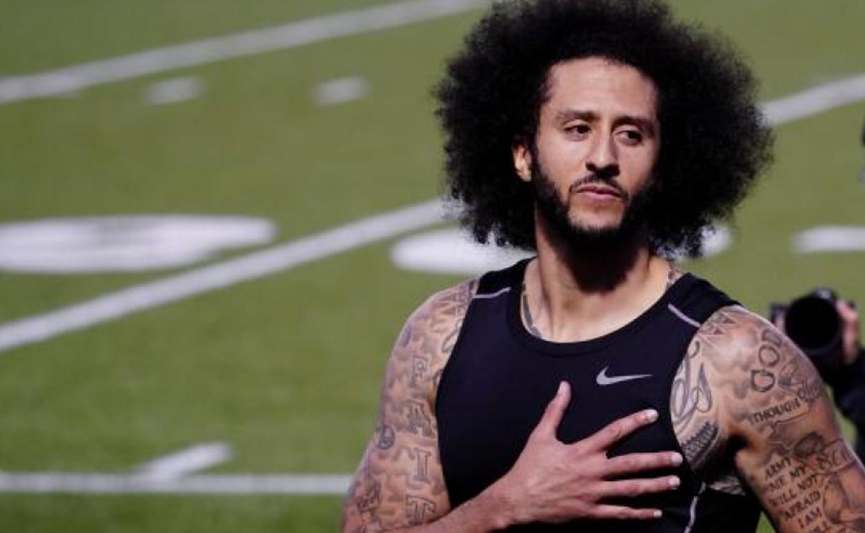 Colin Kaepernick ligara bueltatzeko froga egin du. 