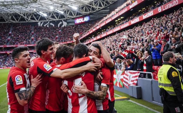 Los jugadores del Athletic celebran el tanto de Yuri Berchiche ante el granada.