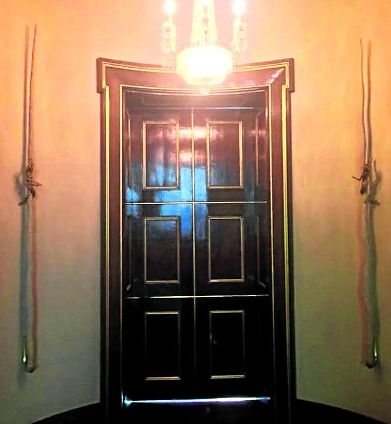 Debajo se ven los colmillos en su ubicación habitual en el Fishmongers' Hall.