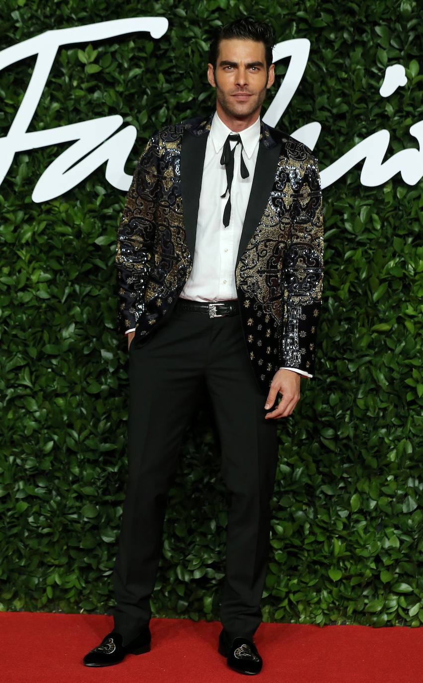 Fotos: Jon Kortajarena brilla con su impoluto look en los Oscar británicos de la moda